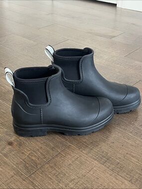 NWOT Women’s Ugg Black Chelsea-Style Rain Ankle Boots